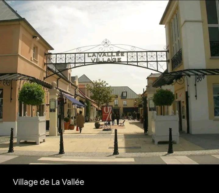 2 Pieces 5min Gare Val D'europe Parking Inclus Apartment Montevrain